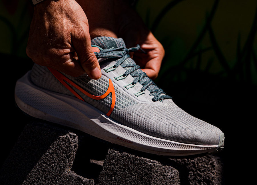 nike pegasus 39 - tying the shoes